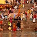 Los ghats se llenan de gente realizando pujas