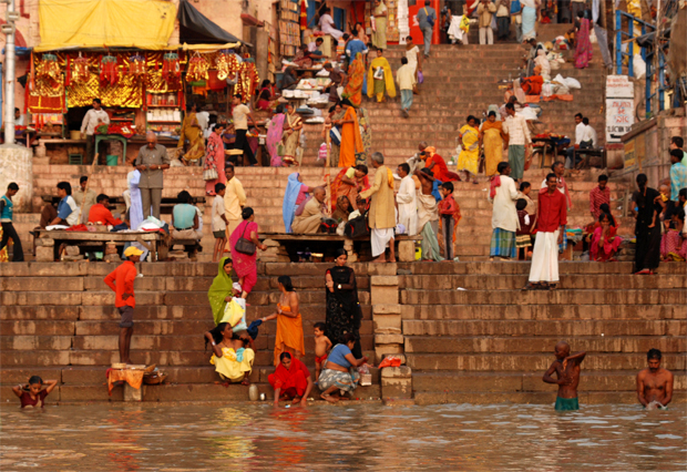 Los ghats se llenan de gente realizando pujas