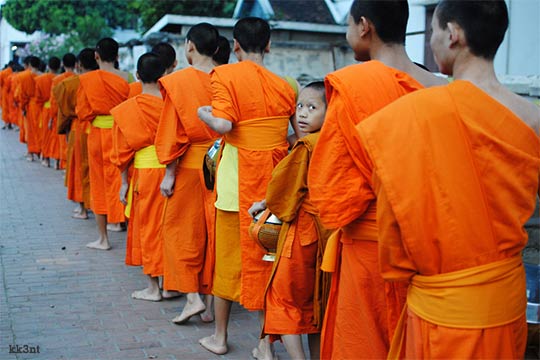 Característica fila de monjes en Luang Prabang