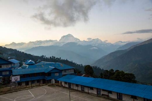 Colegio rodeado de nubes en Ghorepani, a más de 2800 mts de altitud.