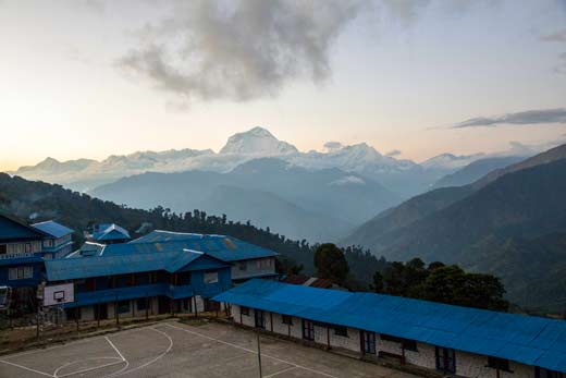 Colegio rodeado de nubes en Ghorepani, a más de 2800 mts de altitud.