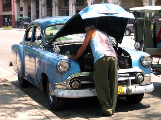 Los coches cubanos... a veces, se estropean!