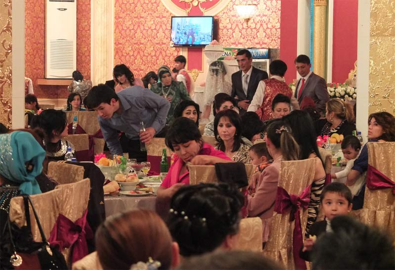 Momento de la boda uzbeka con los novios al fondo