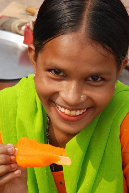 Niña India comiéndose un helado