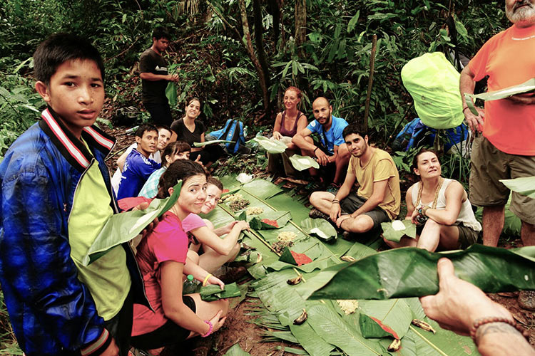 Comiendo con una familia en Laos