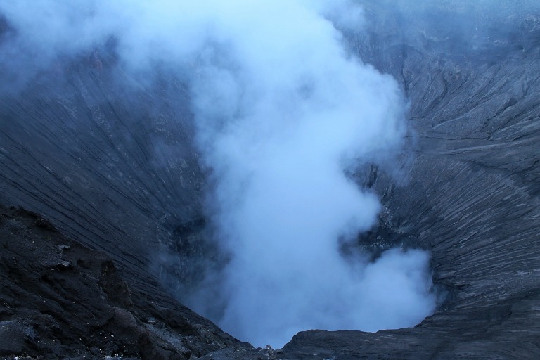 La columna de humo del Bromo