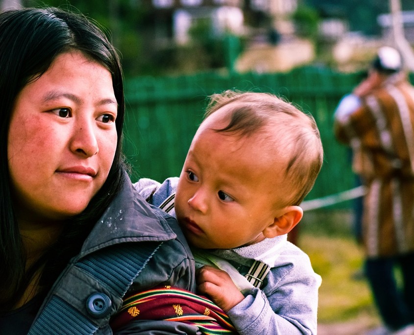 bhutanese-woman-with-kid-2725144_1280