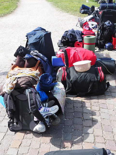 conjunto de mochilas de viaje con muchos objetos en el suelo de un camino 