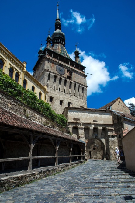 Torre histórica del reloj en la ciudadela de Sighisoara, Transilvania, Rumanía.