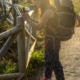 chica con mochila de viajero realizando una fotografía al paisaje