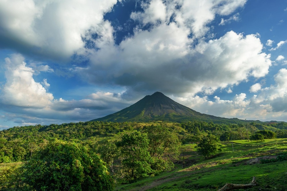 montaña con selva tropical y cielo nublado 