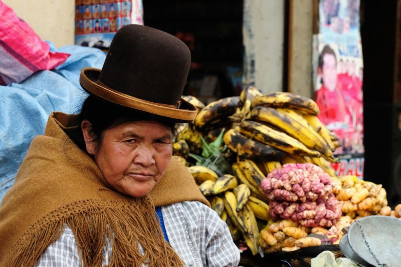 Foto de Ruta por De Atacama, Uyuni a Machu Picchu Mujer boliviana con sombrero típico