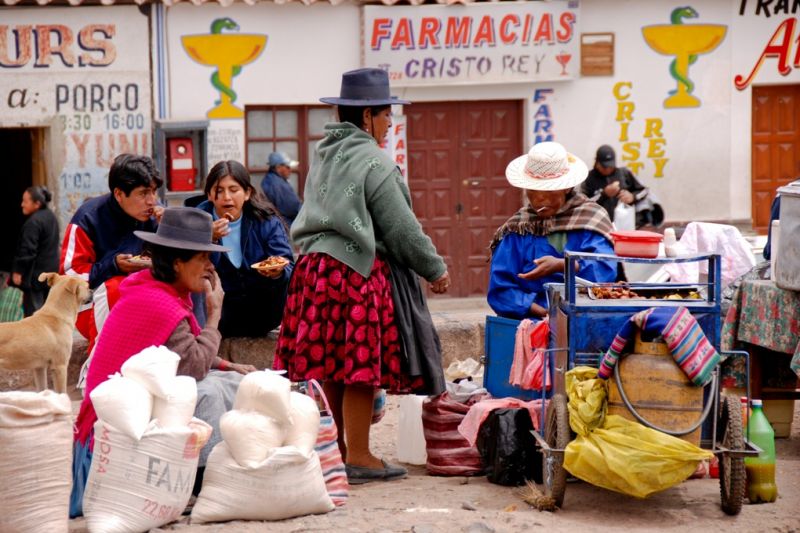 Foto de Ruta por De Atacama, Uyuni a Machu Picchu Vendedoras ambulantes