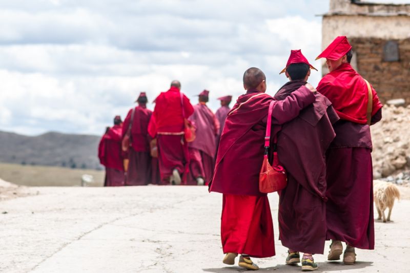 Foto de Ruta por De Pekín, cruzando Tibet hasta Katmandú  tibetan monks by Sichuan village in Tibet
