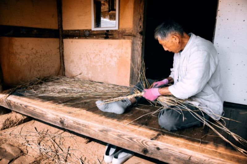 Foto de Ruta por El rincón desconocido de Asia Artesano trabajando