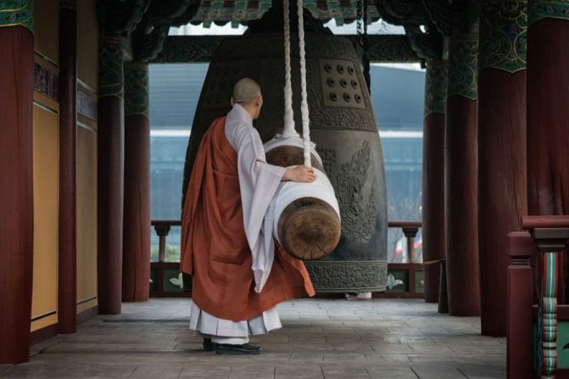 Foto de Ruta por El rincón desconocido de Asia Monje tocando la campana