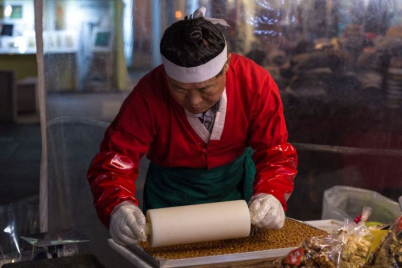 Foto de Ruta por El rincón desconocido de Asia Pastelero preparando dulces