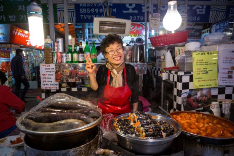 Foto de Ruta por El rincón desconocido de Asia Vendedora en el mercado de Gwangjang Seul
