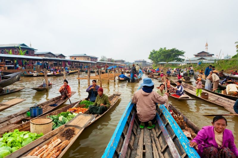 Foto de Ruta por El rincón oculto de Asia Mercado flotante en el lago Inle