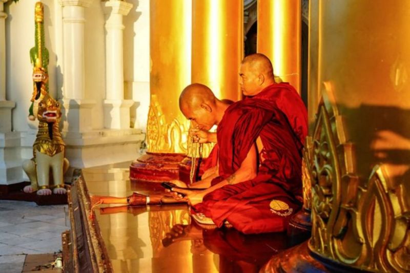 Foto de Ruta por El rincón oculto de Asia Monjes en la pagoda de Shwedagon