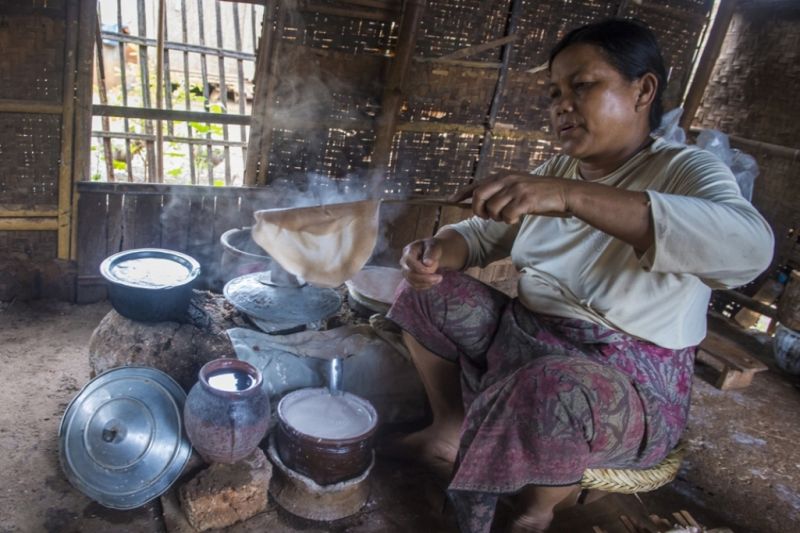 Foto de Ruta por El rincón oculto de Asia Mujer cocinando crepes birmanas