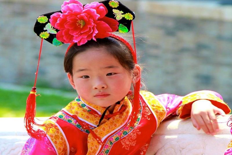 Foto de Ruta por Escapada a China Niña con vestido tradicional