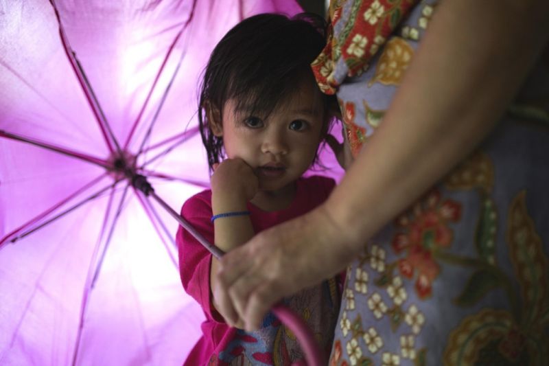 Foto de Ruta por La península de Malasia niña malaya con paraguas