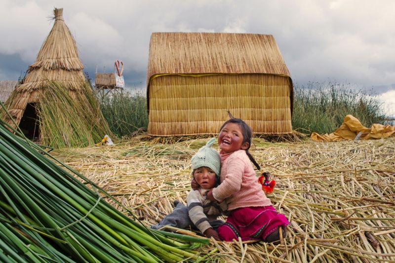 Foto de Ruta por La perla andina Niños en las islas flotantes del lago Titicaca