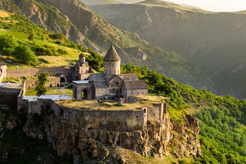 Foto de Ruta por La ruta de los monasterios Monasterio de Tatev ante el precipicio
