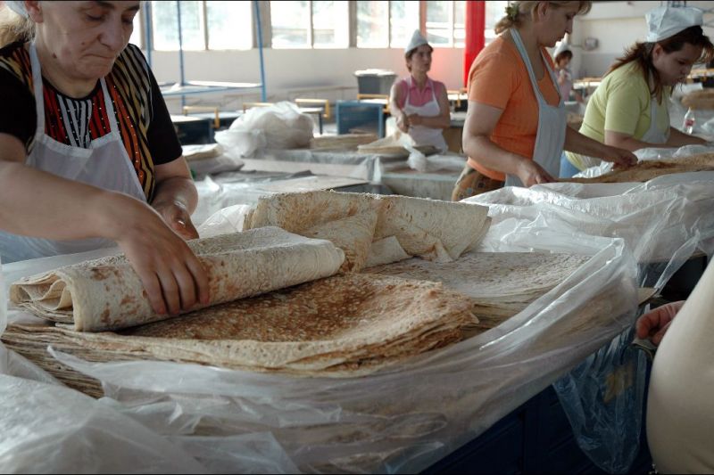 Foto de Ruta por La ruta de los monasterios Mujer en mercado local