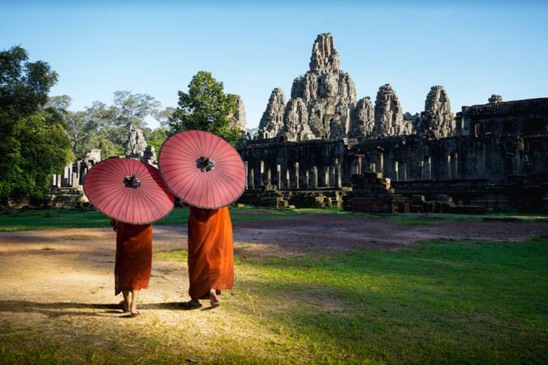 Foto de Ruta por Los dioses de Angkor Monjes ante el templo de Bayon. Angkor