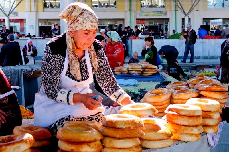 Foto de Ruta por Por tierras de Samarkanda Señora vendiendo pan