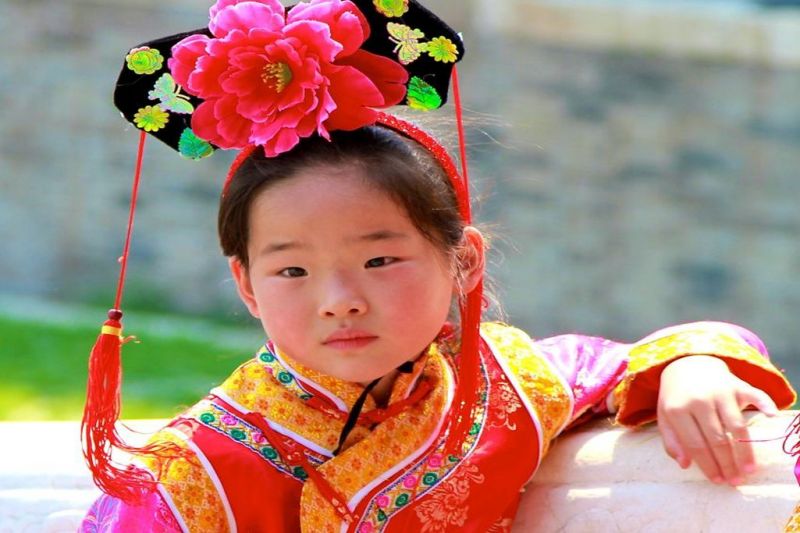 Foto de Ruta por Ruta de los Emperadores Niña con vestido tradicional
