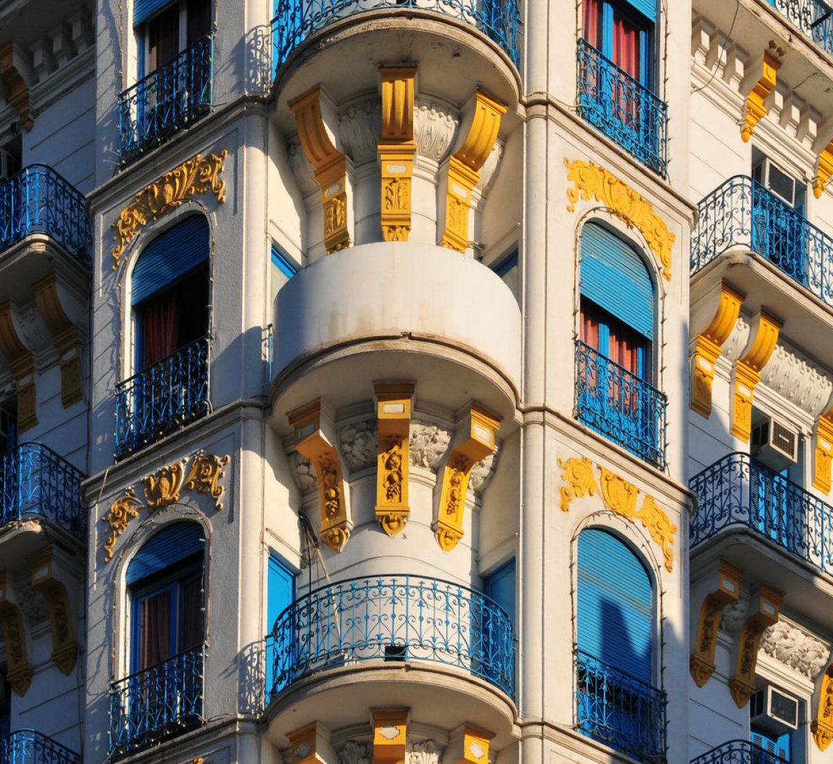 Algiers, Algeria: elegant French colonial building on Avenue Pasteur / Boulevard Khemisti - white and blue with yellow ornaments - photo by M.Torres