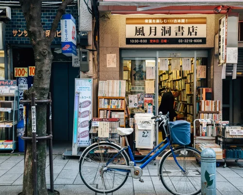 Librería en Tokio_baja