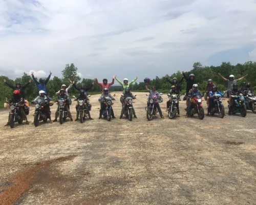 Vietnam_Ana Albors_grupo con easyriders_BAJA